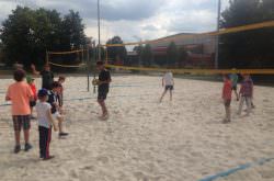Kinder spielen Volleyball